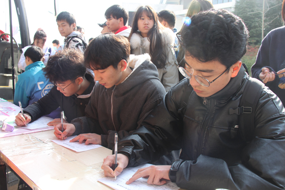 飛揚(yáng)熱血青春 匯集愛心洪流——安康學(xué)院積極開展冬季獻(xiàn)血活動(dòng)