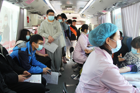 飛揚(yáng)熱血青春 匯集愛心洪流——安康學(xué)院積極開展冬季獻(xiàn)血活動(dòng)