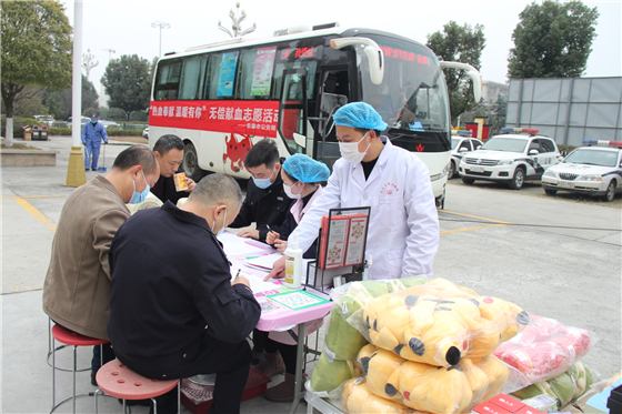 人民警察一心為民，捋袖捐血鐵血柔情——安康市公安局積極開(kāi)展冬季獻(xiàn)血活動(dòng)