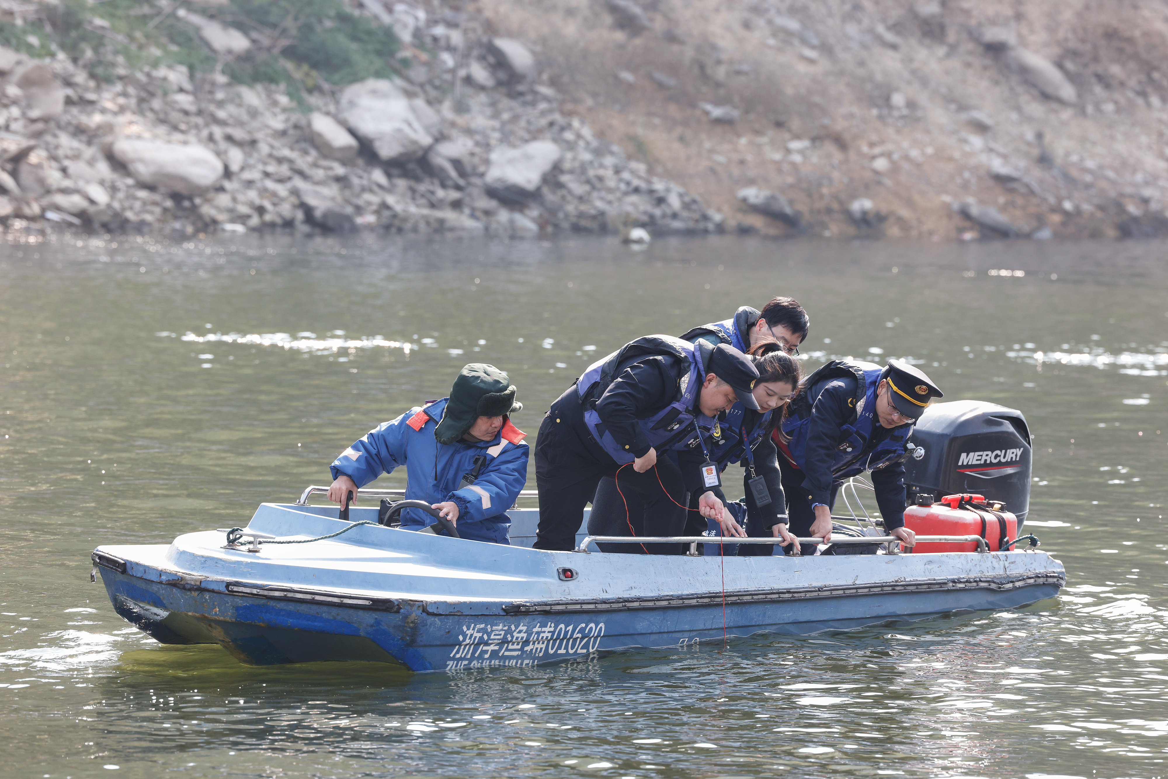 2025年12月4日，浙江杭州淳安縣與安徽黃山歙縣紀(jì)檢監(jiān)察干部及綜合行政執(zhí)法人員對浙皖交界的新安江鳩坑口水域進行常態(tài)化巡河，共同保護漁業(yè)資源和水域生態(tài)環(huán)境。