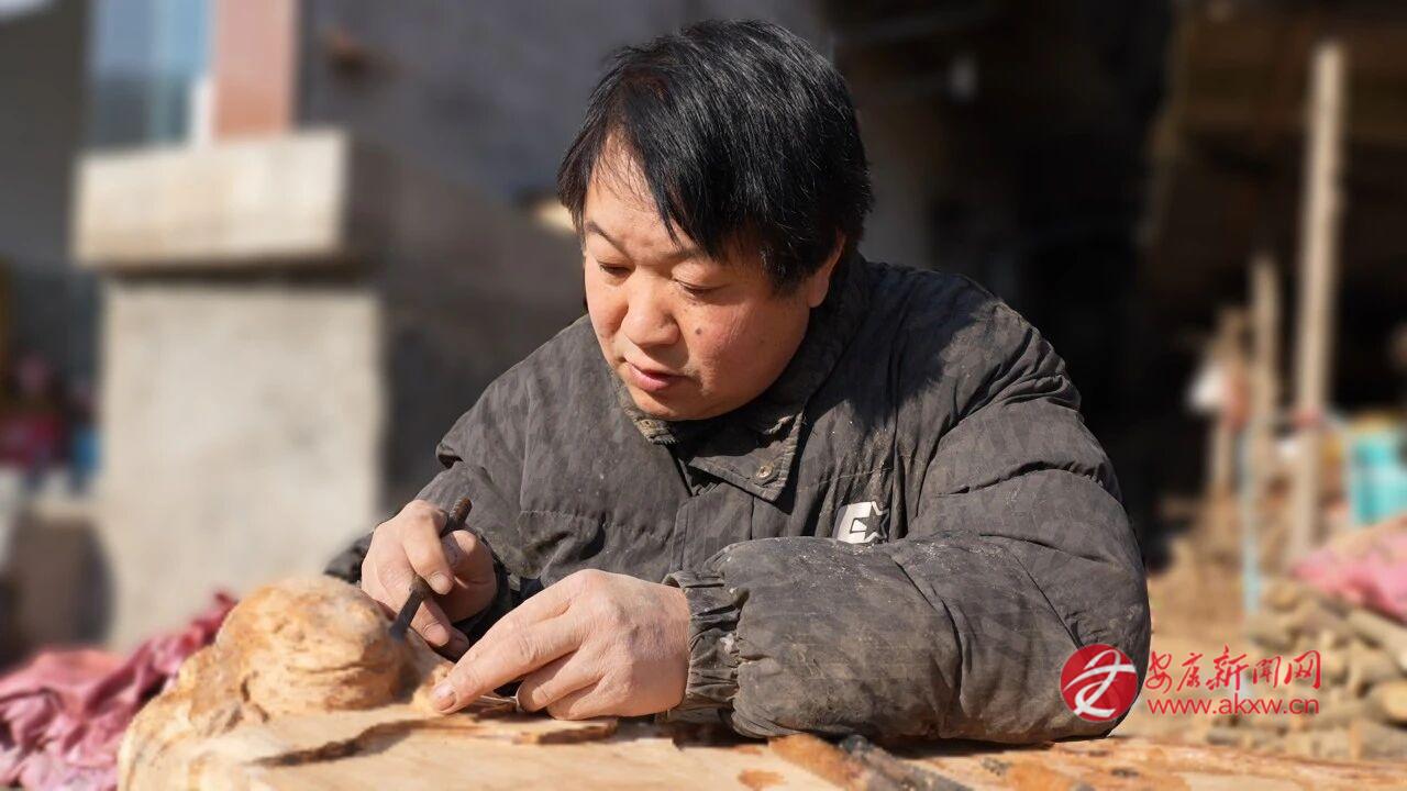 正在根雕的田遠(yuǎn)根